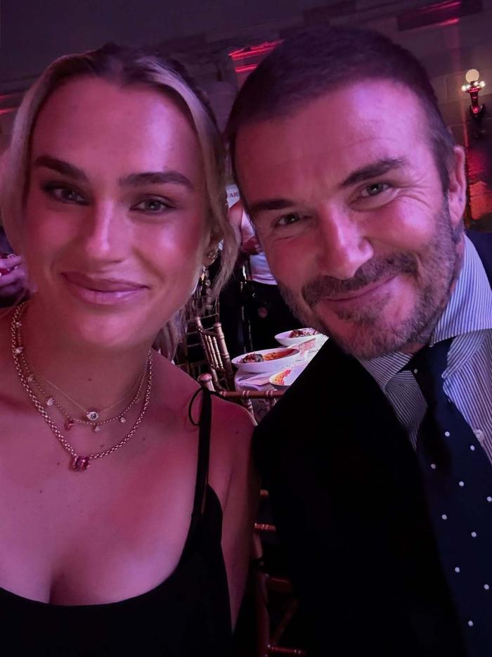 开云体育下载-萨巴伦卡美网夺冠后与贝克汉姆合影